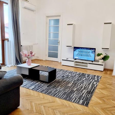 Cozy Apartment Near City Center Bukarest Exterior foto