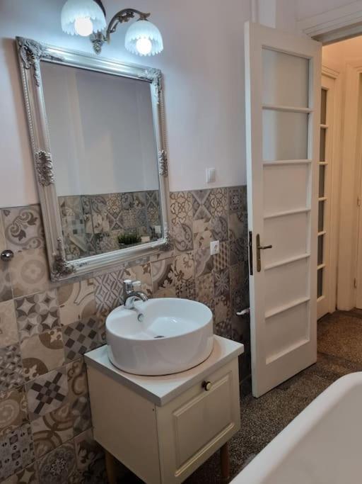 Cozy Apartment Near City Center Bukarest Exterior foto