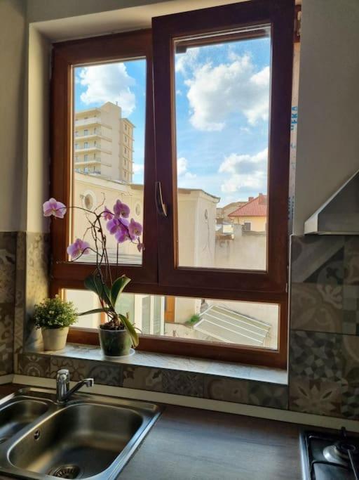 Cozy Apartment Near City Center Bukarest Exterior foto