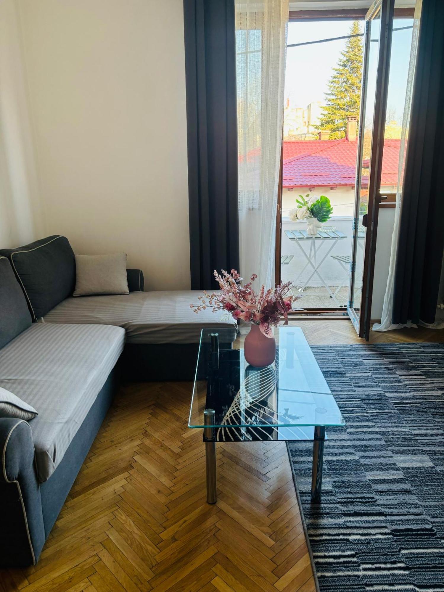 Cozy Apartment Near City Center Bukarest Exterior foto