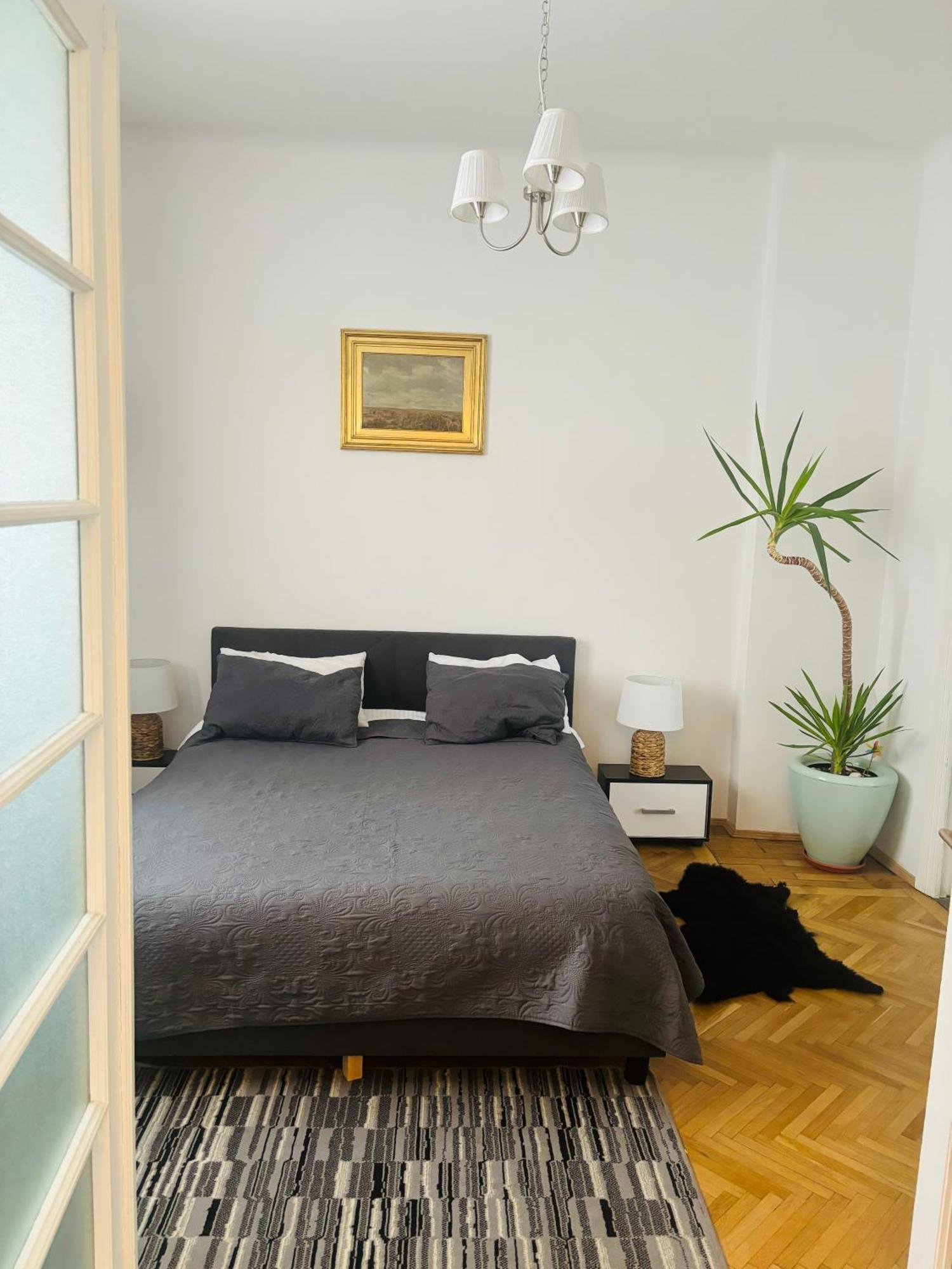 Cozy Apartment Near City Center Bukarest Exterior foto