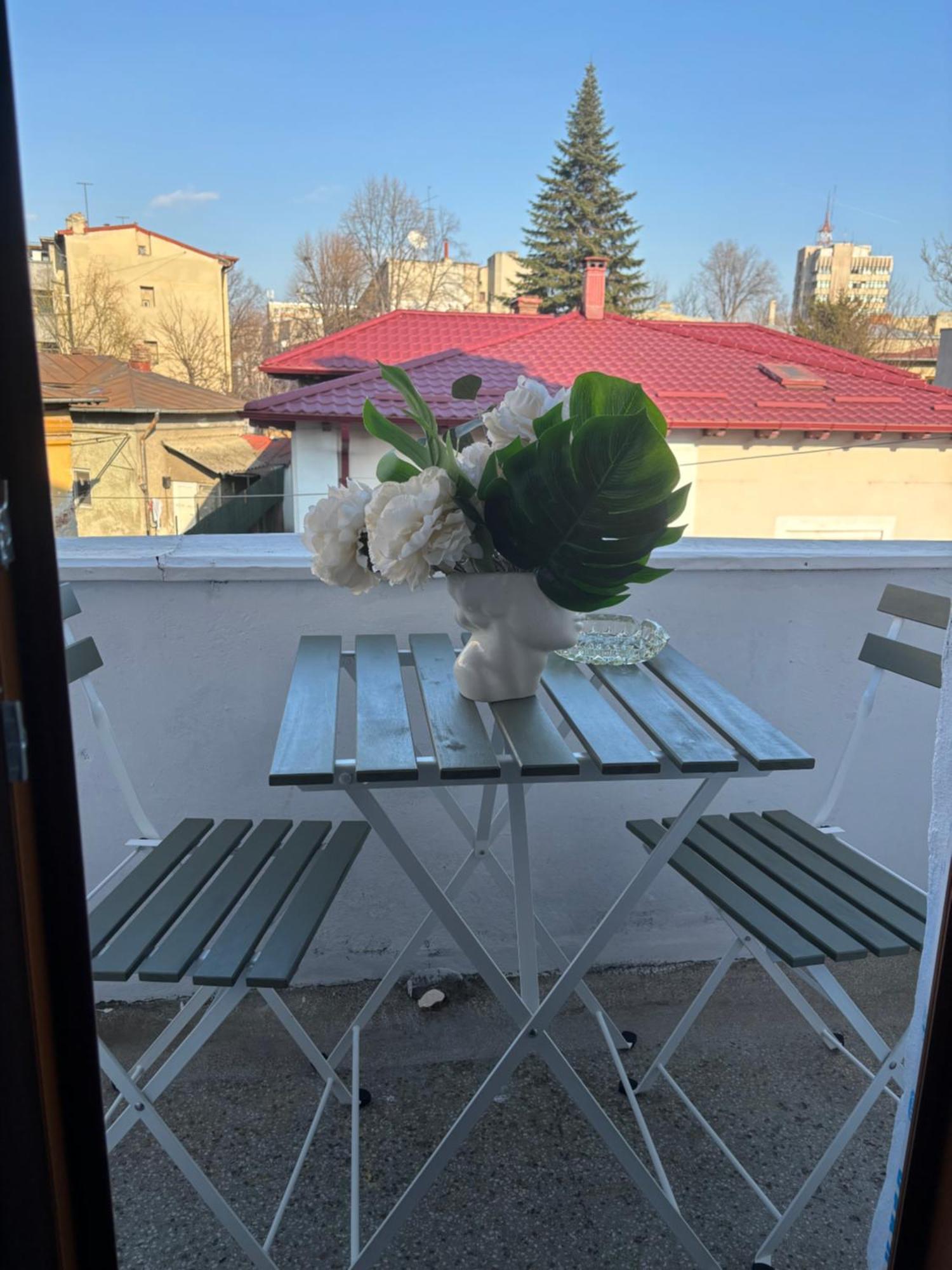 Cozy Apartment Near City Center Bukarest Exterior foto