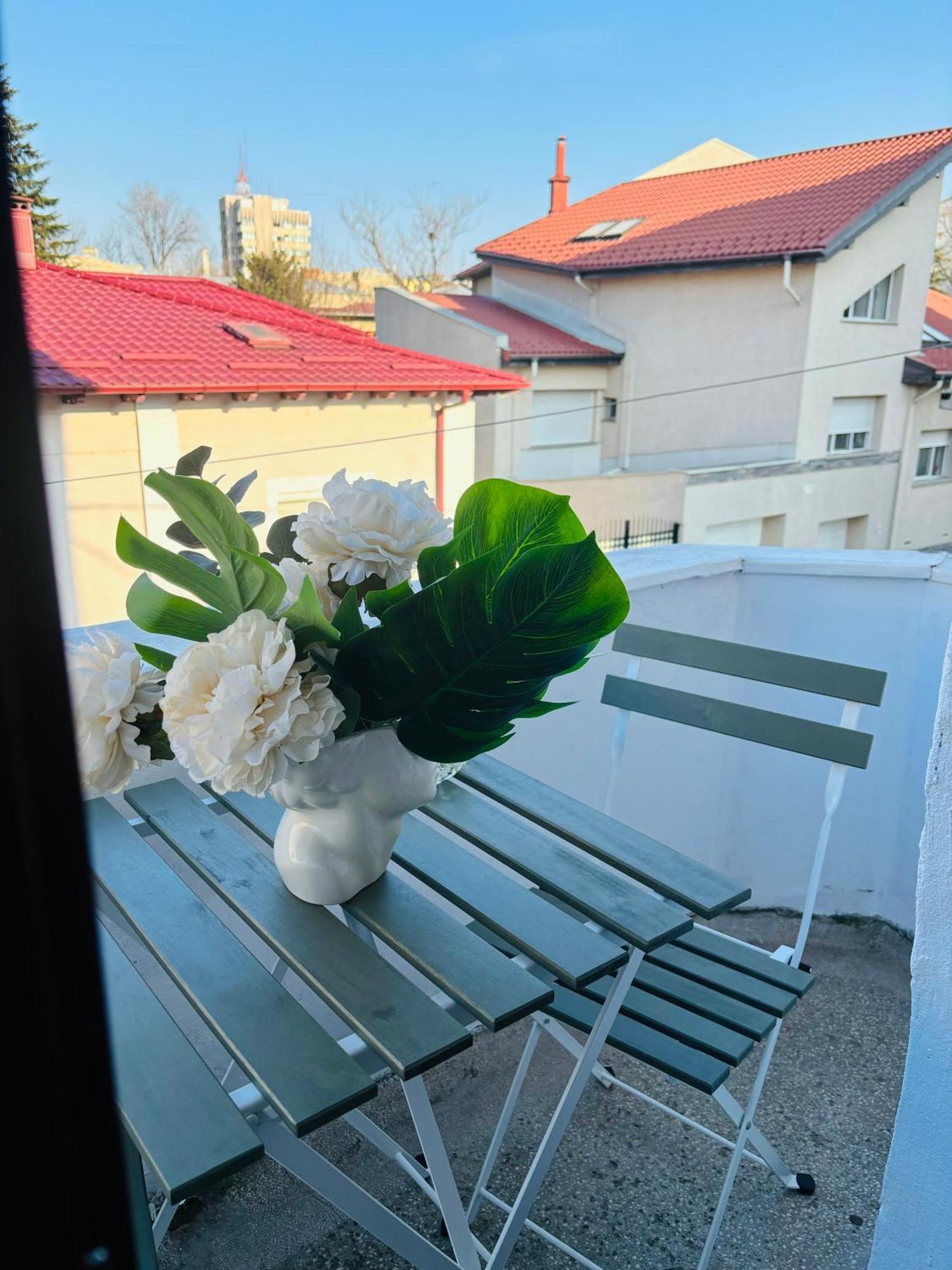 Cozy Apartment Near City Center Bukarest Exterior foto